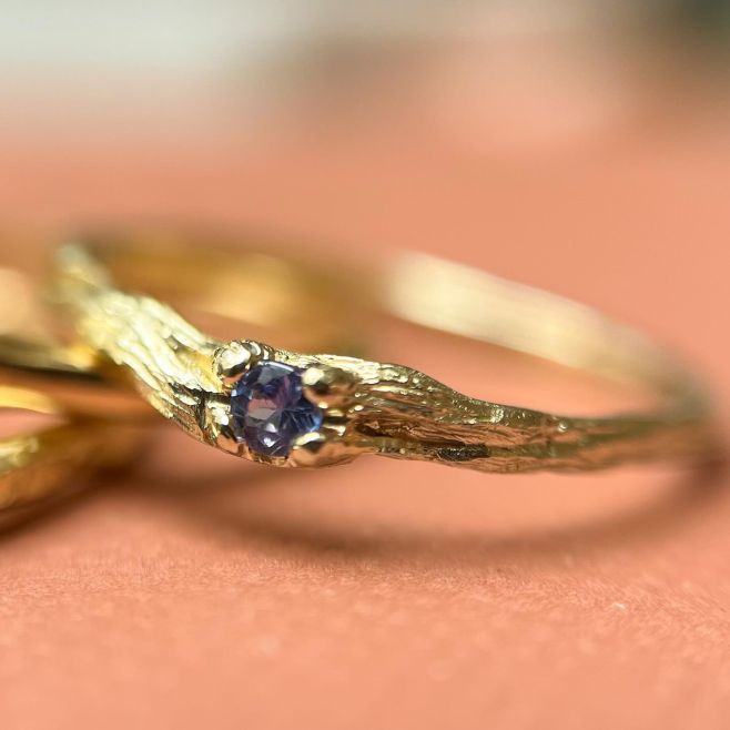 Prsten Thin tentokrát ve variantě žlutého zlata a tanzanitu....
