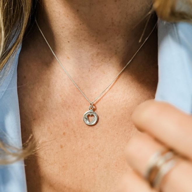 Náhrdelník Amulet Srdce vytvořený ze stříbra 925. Na e-shopu najdete tento typ v různých délkách řetízků a nebo variantu...