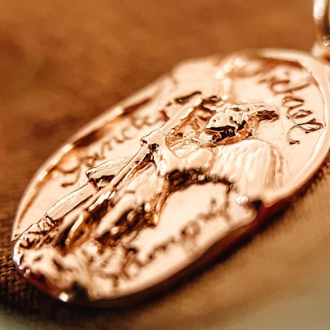 Přívěšek Sv. Michael z růžového zlata Na posledních fotkách vidíte i cestu k takovému šperku. Použila jsem vosk pro...