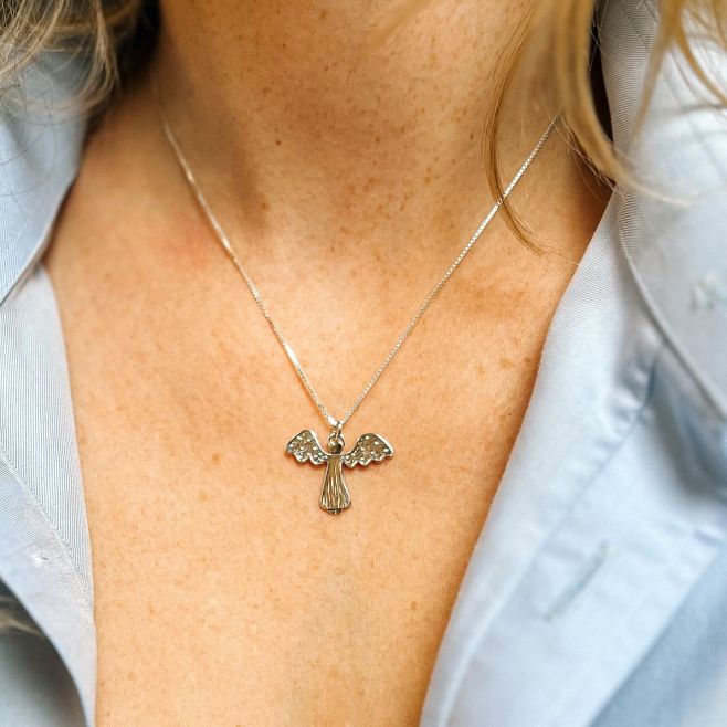 Náhrdelník Malý andělíček váš oblíbený kousek ze stříbra plný lásky a ochrany....