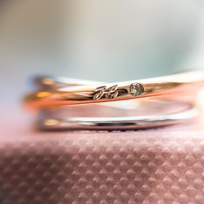 Prsten Tangle na přání v kombinaci růžového a bílého zlata s briliantem a drobnou rytinou....