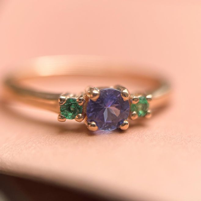 Prsten Triád v růžovém zlatě s tanzanitem a smaragdy. Jak se vám líbí tahle netradiční barevná kombinace?...