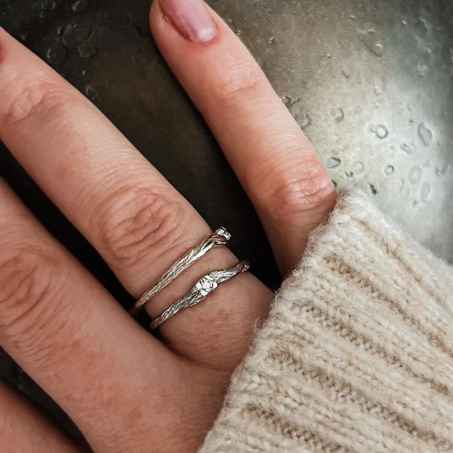 Prstýnek Thin s briliantem v platině. Pro srovnání jsem jej vyfotila vedle stříbrného. Poznáte, který je z platiny?...