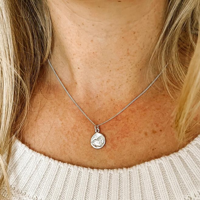 Amulet Kolibřík ze stříbra 925 Tento i další motivy se čtyřlístkem, srdcem, láskou a motýlkem jsou ke koupi na e-shopu....