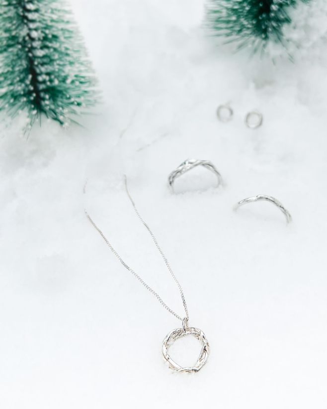 Kolekce Řeč stromů 🪾náhrdelník, prsten klasik, prsten Karma a náušnice Karma malé. Který kousek je ten váš?...