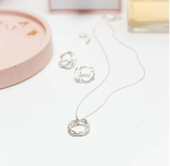 Náhrdelník Řeč stromů ve stříbře nebo poslední kousek v bílém zlatě. Stále ještě s doručením do Vánoc přes Zásilkovnu....